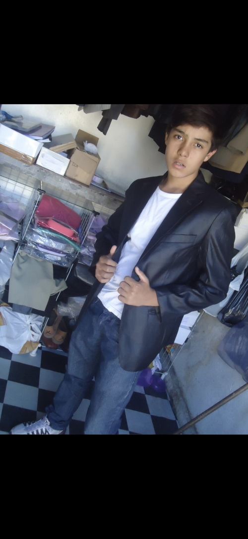 Gabriel aos 13 anos, experimentando roupas na loja