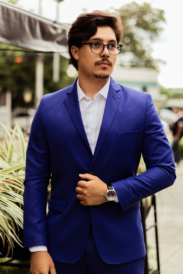 Gabriel Almeida atualmente, de terno azul royal, à frente da Revestir